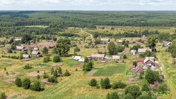 Russisches Dorf von oben per Drohne lizenzfreie Stockbilder