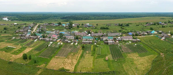 Russisches Dorf von oben per Drohne Stockbild