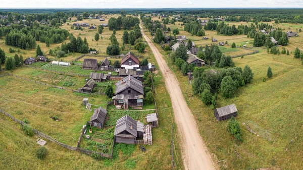 Russisches Dorf von oben per Drohne lizenzfreie Stockfotos