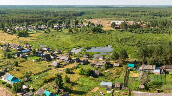 Russisches Dorf von oben per Drohne Stockfoto