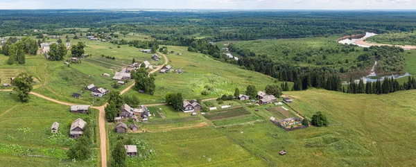 Russisch dorp van boven drone Stockafbeelding