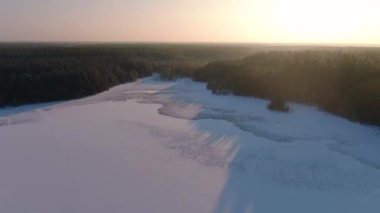 Kışın bir Tayga Orman Gölü üzerinde uçmak