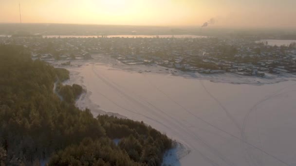 Voo sobre um lago de floresta de taiga no inverno — Vídeo de Stock