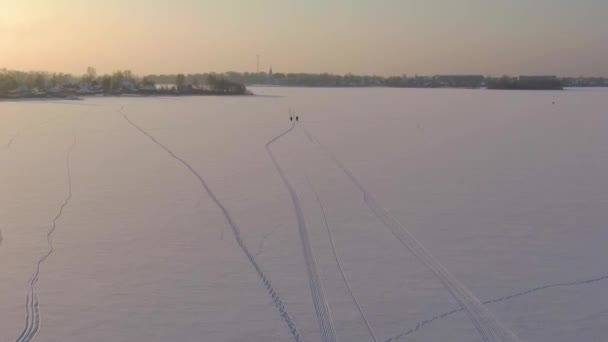 Voo sobre um lago de floresta de taiga no inverno — Vídeo de Stock