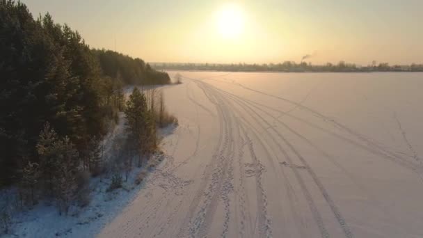 Voo sobre um lago de floresta de taiga no inverno — Vídeo de Stock