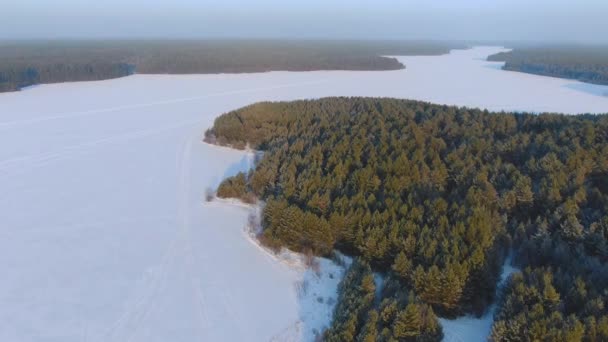 Voo sobre um lago de floresta de taiga no inverno — Vídeo de Stock