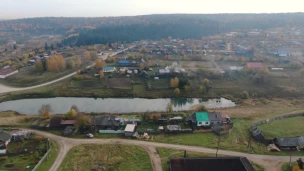 Mit einer Drohne über ein russisches Dorf fliegen. — Stockvideo