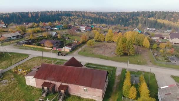 Mit einer Drohne über ein russisches Dorf fliegen. — Stockvideo