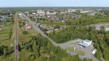 Bir Rus köyünün üzerinde İHA ile uçmak.