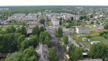 Bir Rus köyünün üzerinde İHA ile uçmak.