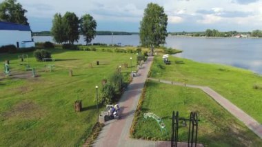 Bir Rus köyünün üzerinde İHA ile uçmak.