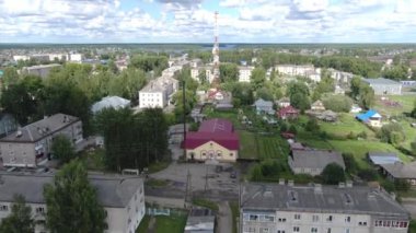 Bir Rus köyünün üzerinde İHA ile uçmak.