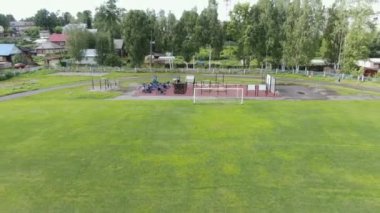 Bir Rus köyünün üzerinde İHA ile uçmak.