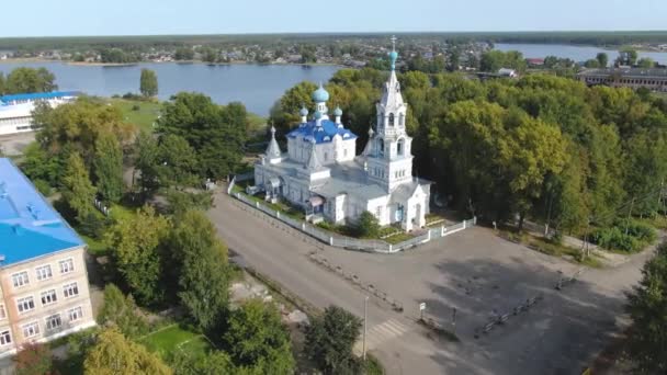 Летающий над русской деревней на беспилотнике. — стоковое видео