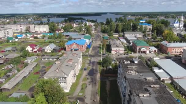 Mit einer Drohne über ein russisches Dorf fliegen. — Stockvideo