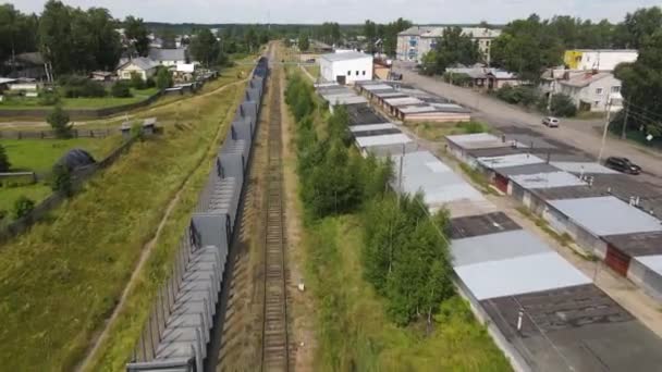 Tåg som går genom luften. Rysk järnväg — Stockvideo