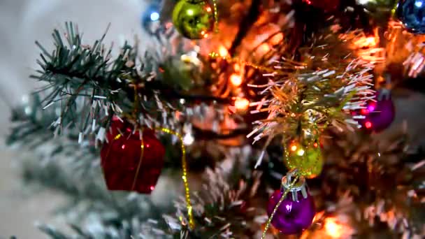 Kerstboom, takken met ballen en verlichting — Stockvideo