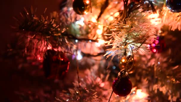 Arbre de Noël, branches avec boules et lumières — Video