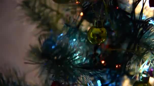 Kerstboom, takken met ballen en verlichting — Stockvideo