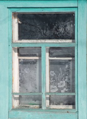 Eski ahşap pencere. Soyulmuş boyalı klasik çerçeve dokusu.