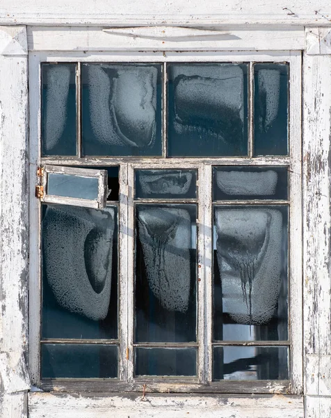 Eski ahşap pencere. Soyulmuş boyalı klasik çerçeve dokusu.