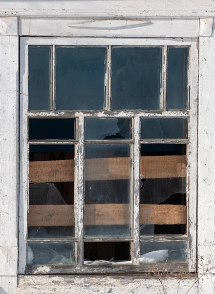 Eski ahşap pencere. Soyulmuş boyalı klasik çerçeve dokusu. — Stok fotoğraf