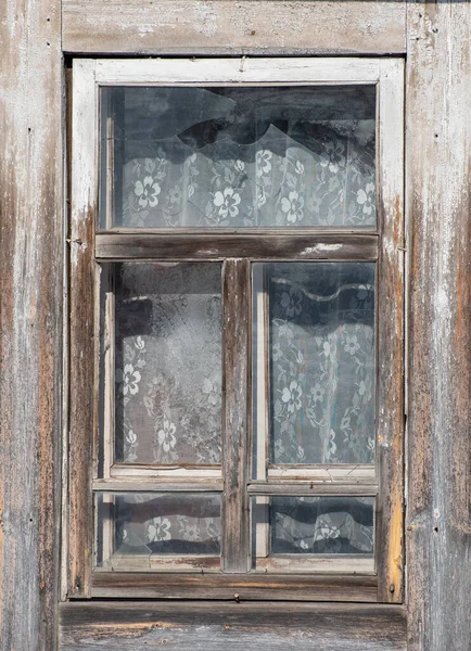 Eski ahşap pencere. Soyulmuş boyalı klasik çerçeve dokusu. — Stok fotoğraf