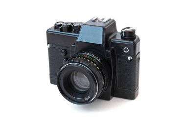 Beyaz arka planda mercekli eski Sovyet fotoğraf makinesi