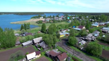 Bir Rus köyünün üzerinde İHA ile uçmak.