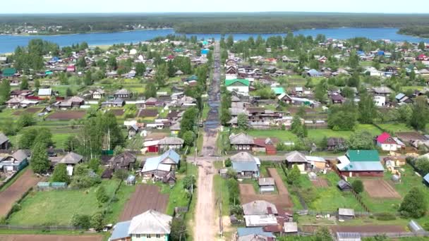 Voando sobre uma aldeia russa em um drone. — Vídeo de Stock