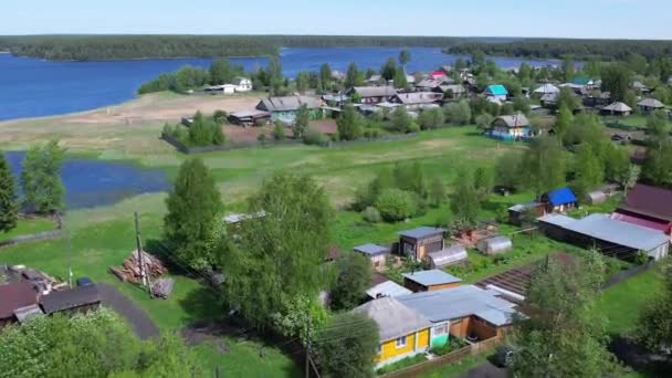 Repülni egy orosz falu felett egy drónon.. — Stock videók