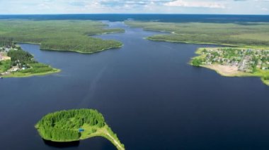Taiga Orman Gölü üzerinden uçmak