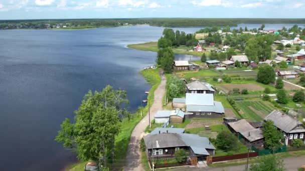 Bir Rus köyünün üzerinde İHA ile uçmak. — Stok video