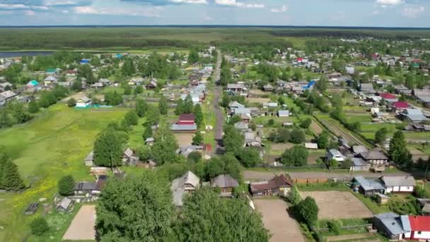Vliegen over een Russisch dorp op een drone. — Stockvideo