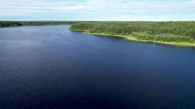 Taiga Orman Gölü üzerinden uçmak
