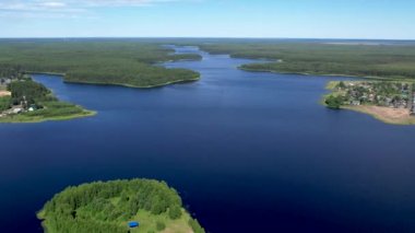 Taiga Orman Gölü üzerinden uçmak
