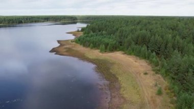Taiga Orman Gölü üzerinden uçmak