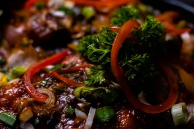 Sebzelerle dolu leziz acılı tavuğa çok yakın.