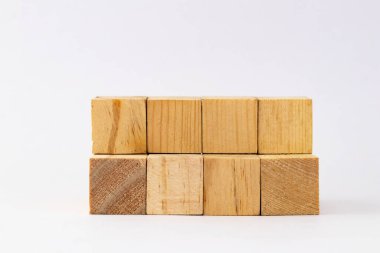 Ev kredisi kavramı için beyaz arkaplana karşı dört sıra boş tahta bloklar yerleştirildi