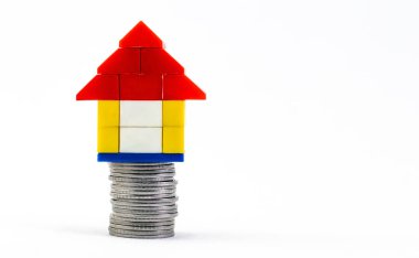 Bozuk para sütunu ve üzerinde para tasarrufu kavramında fotokopi alanı olan bir ev..