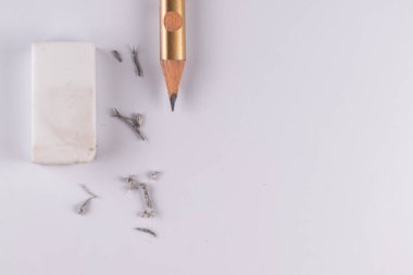 Üst beyaz arkaplandan silgi görüntüsü olan bir kalemin ters çevrilmiş görüntüsü