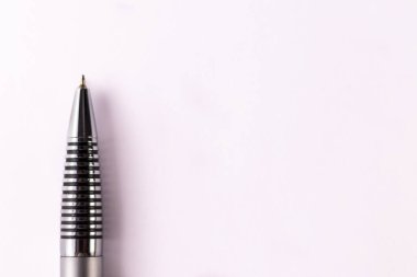 Bir top kaleminin kabzası ve ucu beyaz arkaplan üzerinde kare çekiminde yakın plan çekimi.