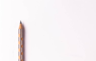 Keskin uçlu kalem ve arka plan olarak beyaz kağıt içeren bir kalemin üst yakın plan görüntüsü metin için sağ tarafta kopyalama alanı var