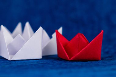 Yeşil arkaplan üzerinde tahta bloklar ve solda kopyalama alanı ile düzenlenmiş karışık kira sözcüğü