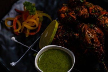 Yeşil arkaplan üzerinde tahta bloklar ve solda kopyalama alanı ile düzenlenmiş karışık kira sözcüğü