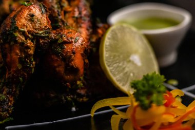 Yeşil arkaplan üzerinde tahta bloklar ve solda kopyalama alanı ile düzenlenmiş karışık kira sözcüğü