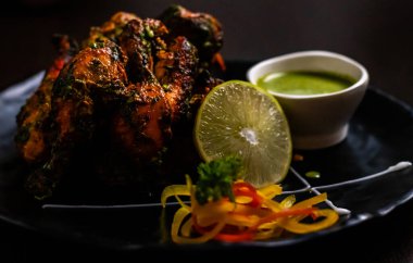 Yeşil arkaplan üzerinde tahta bloklar ve solda kopyalama alanı ile düzenlenmiş karışık kira sözcüğü