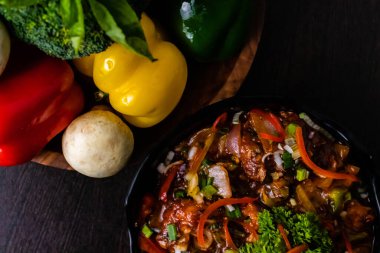 Yeşil arkaplan üzerinde tahta bloklar ve solda kopyalama alanı ile düzenlenmiş karışık kira sözcüğü