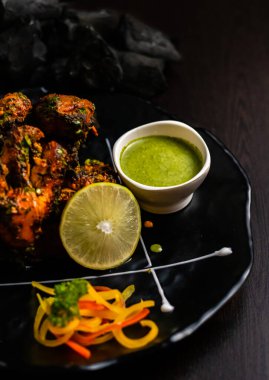 Hint usulü kızarmış tavuk ve tabakta fotokopi alanı ile süslenmiş güzel bir tabak.