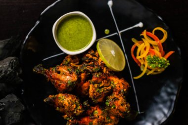 Hint usulü kızarmış tavuk ve tabakta fotokopi alanı ile süslenmiş güzel bir tabak.